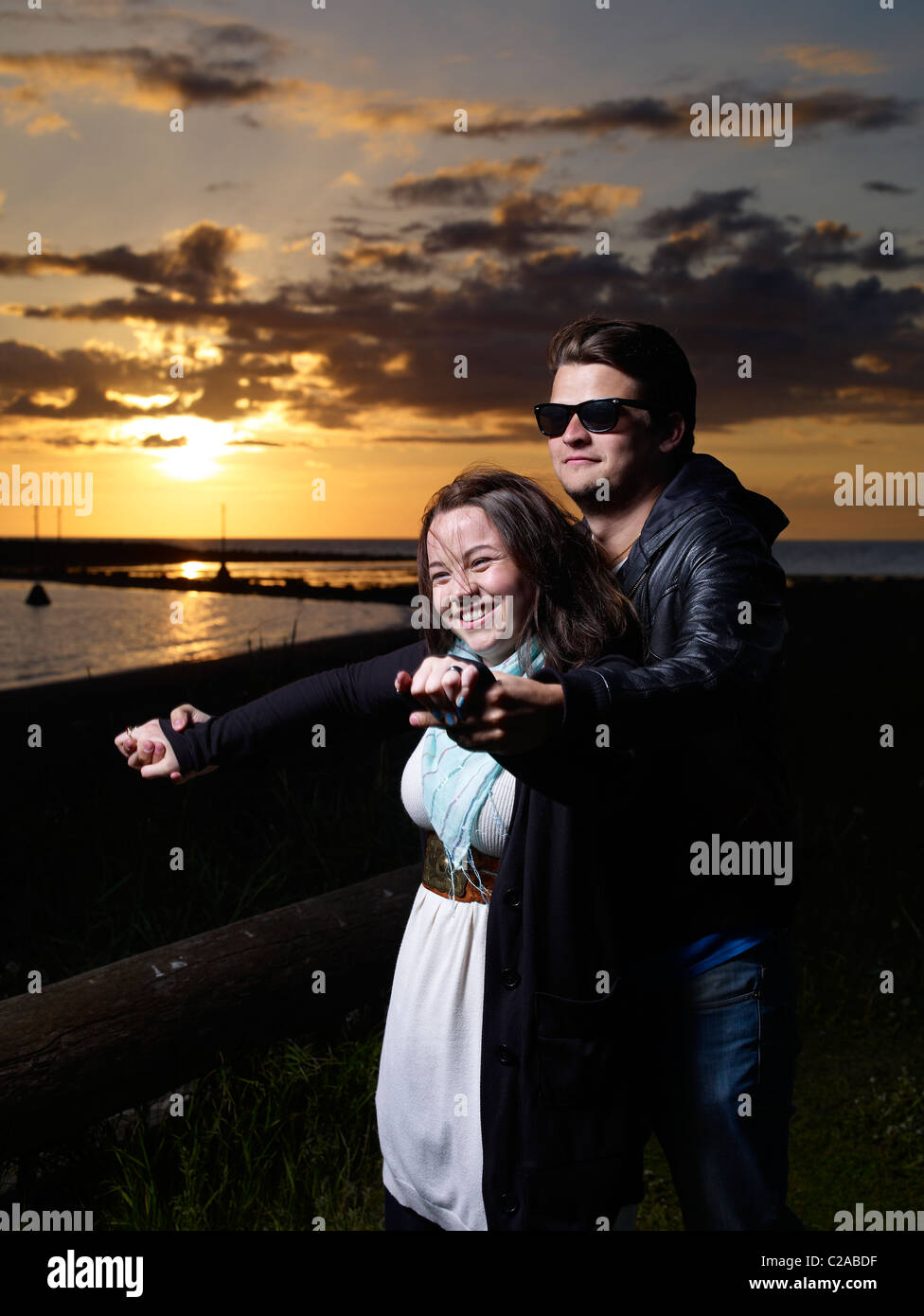 Couple en regardant le coucher du soleil, Reykjavik, Islande Banque D'Images