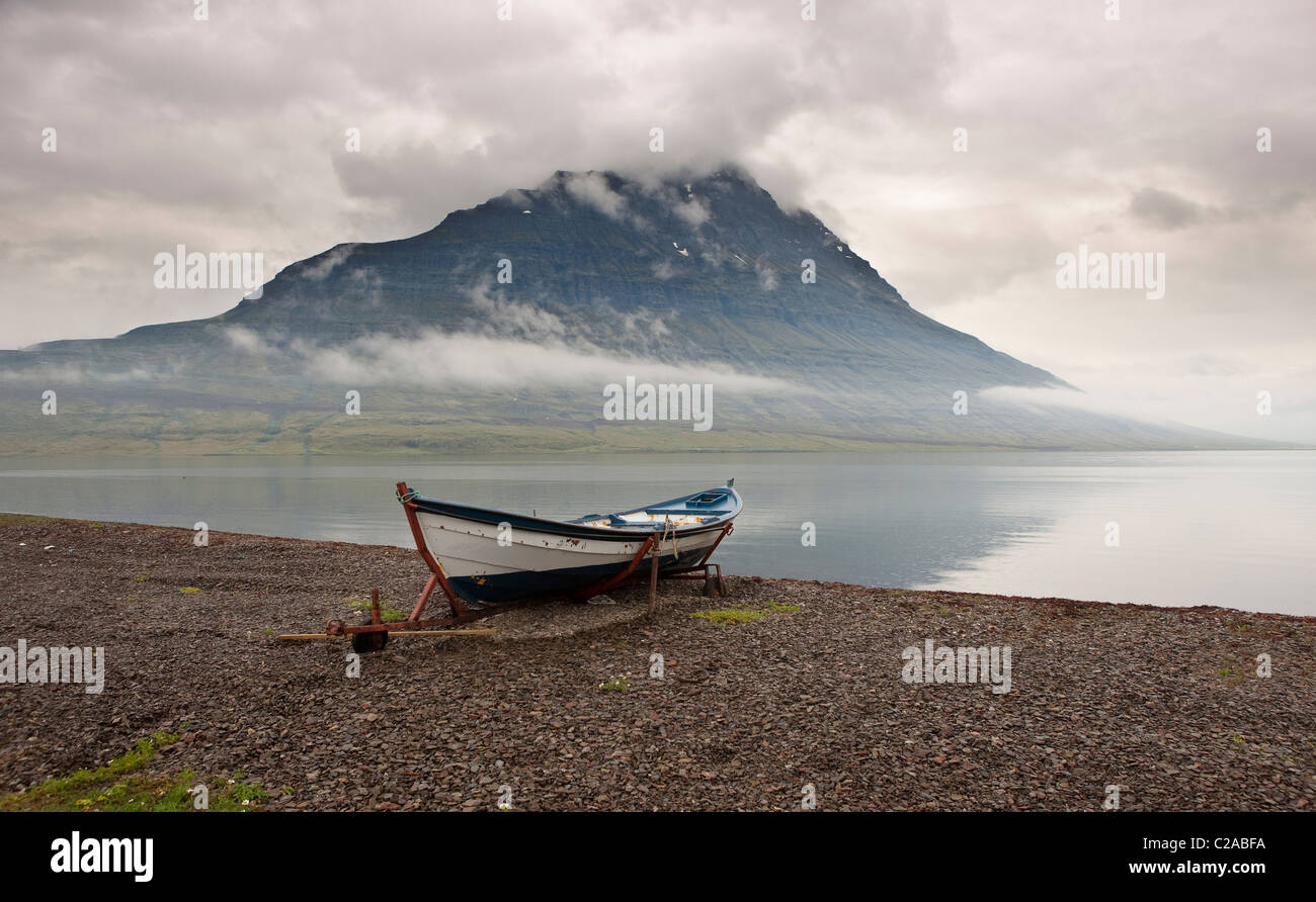 Petit bateau sur plage, Eskifjordur, Islande Banque D'Images