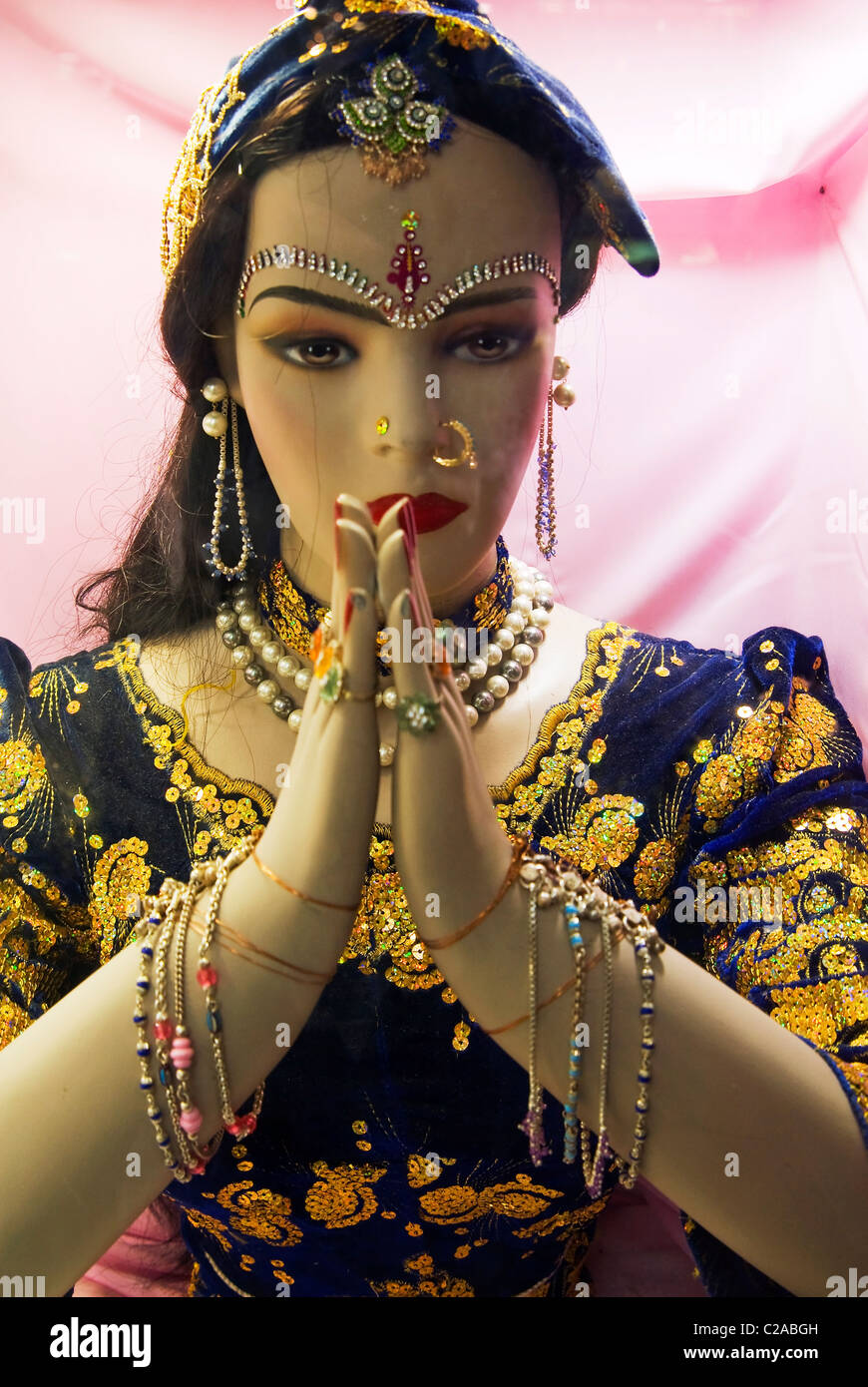 Avec affichage de vitrine mannequin drapé dans des bijoux d'or, Gold Souk, Dubaï, Émirats arabes unis, Moyen Orient Banque D'Images