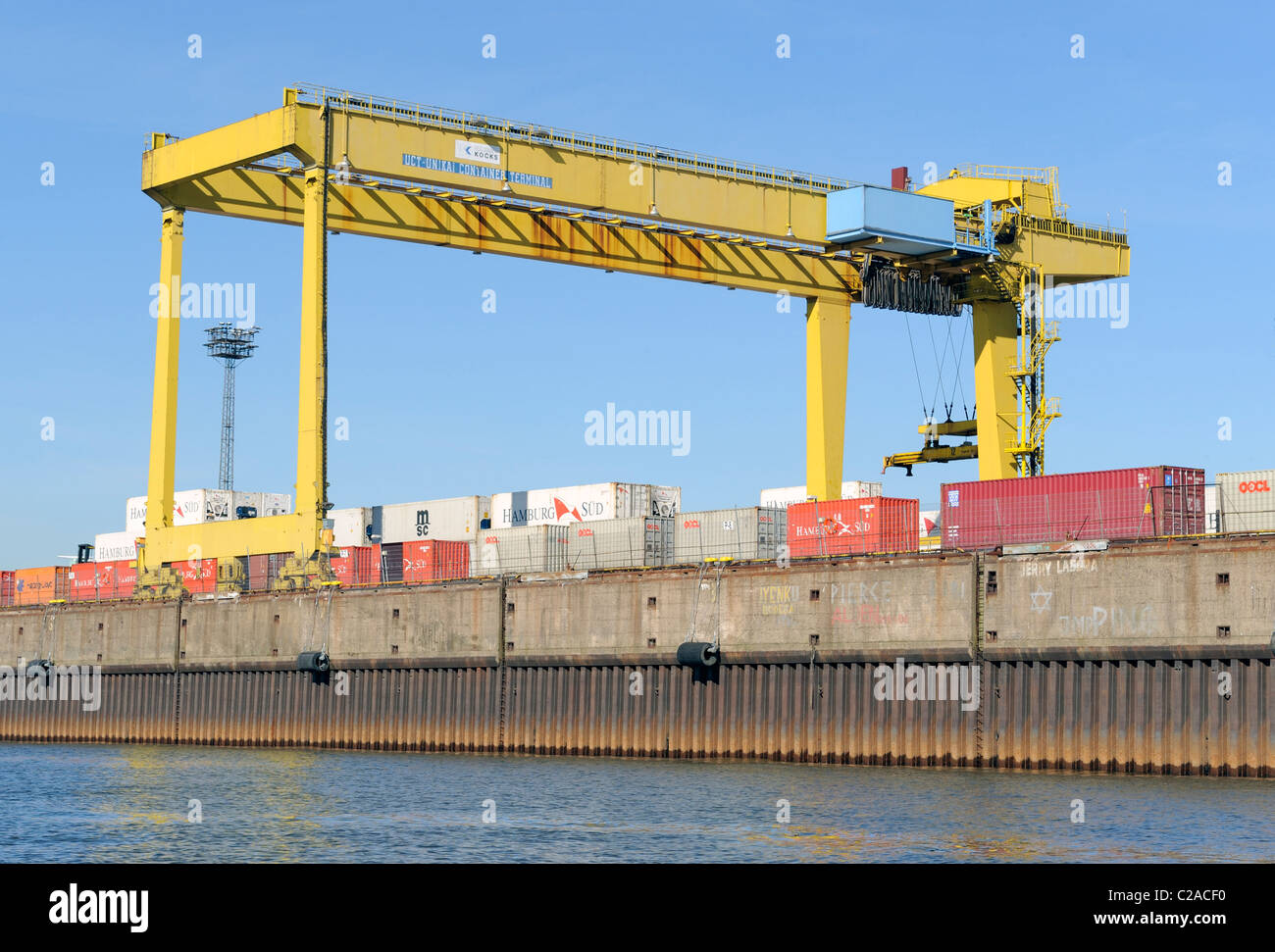 Grue à portique et de conteneurs dans le port, Hambourg, Allemagne Banque D'Images
