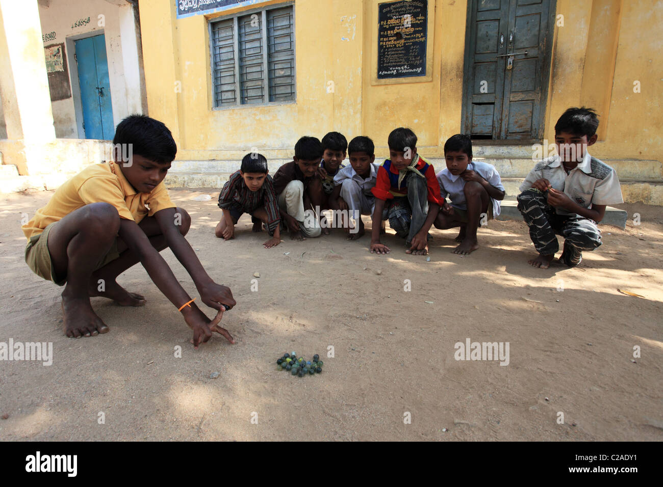 Les garçons indiens jouer avec des billes de l'Andhra Pradesh en Inde du Sud Banque D'Images