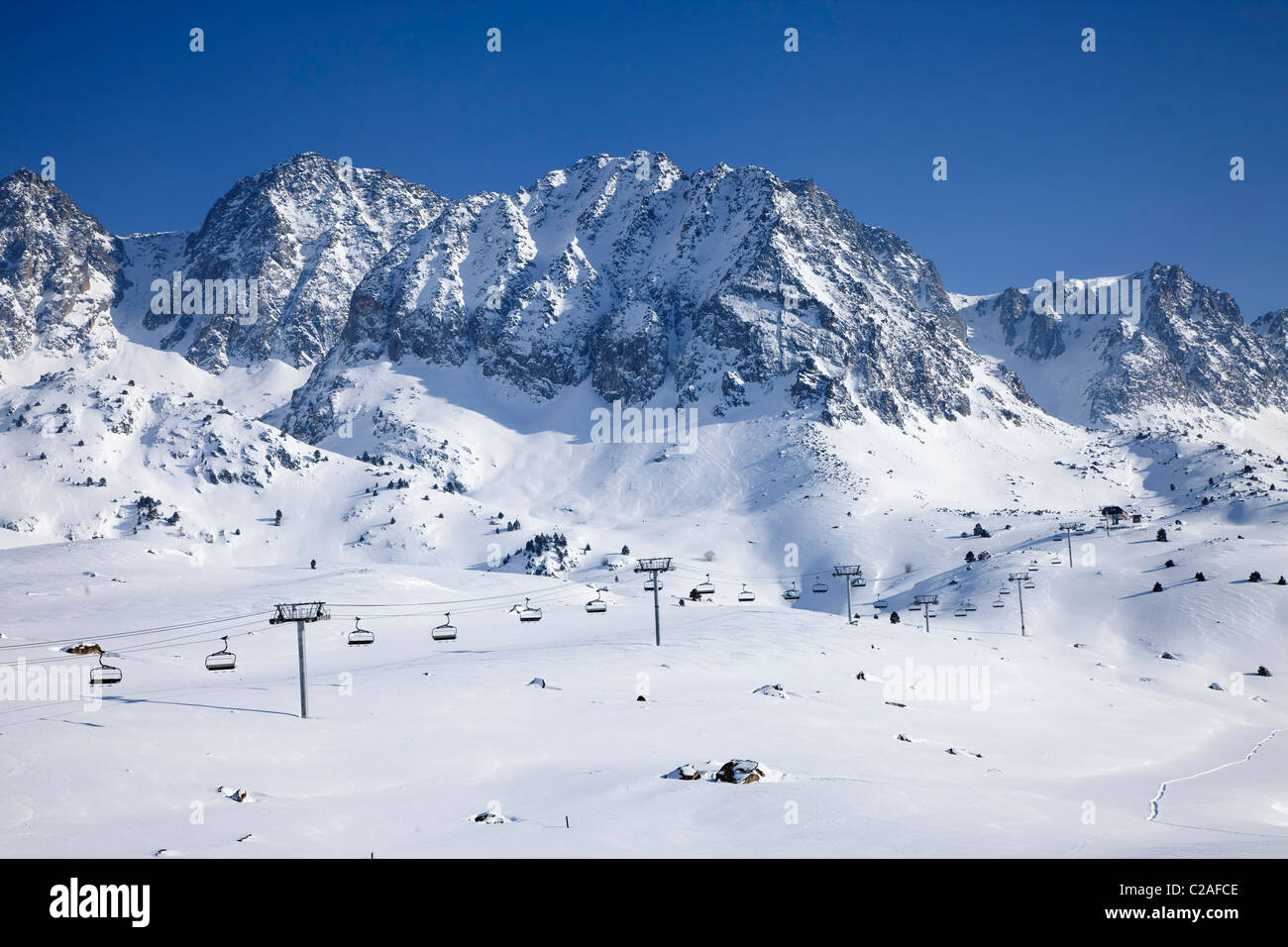 Vue d'une chaîne de montagnes avec ciel bleu. Banque D'Images