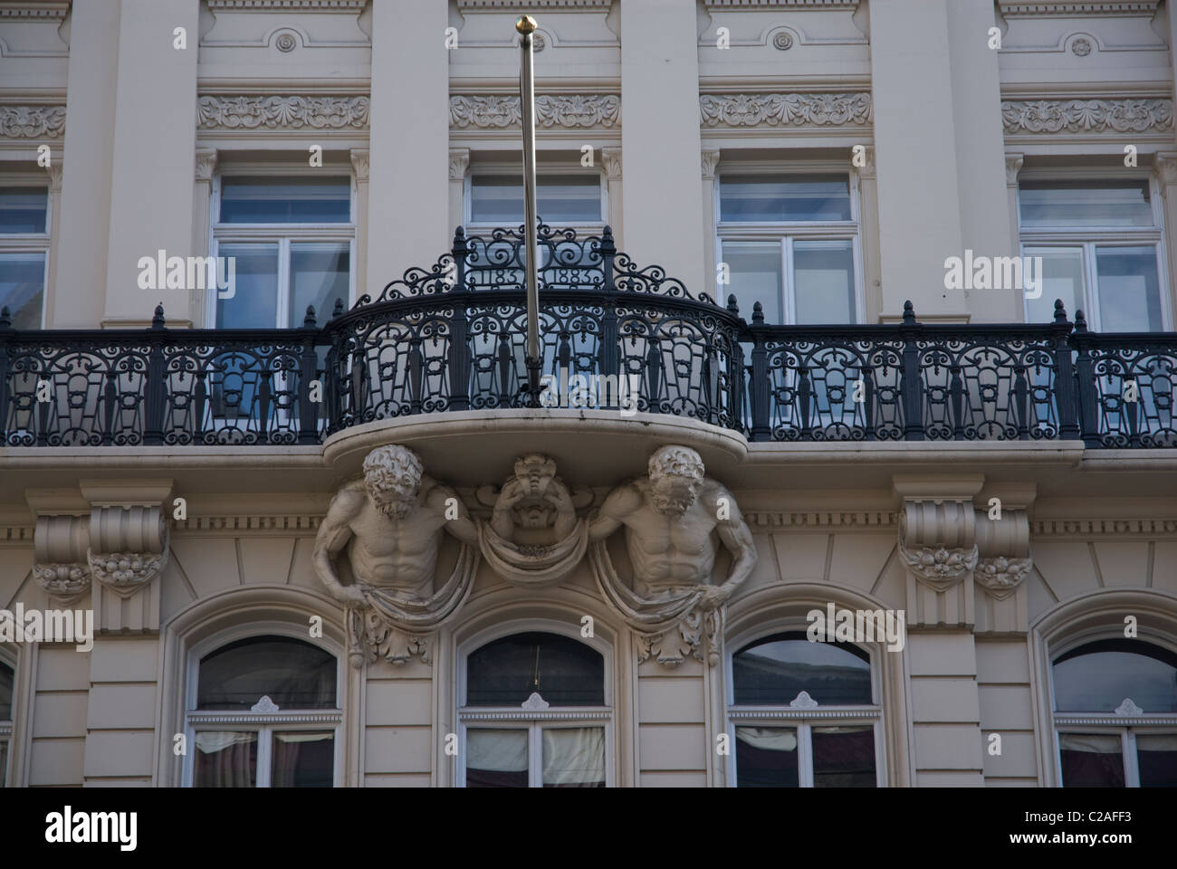 Balustrade du balcon en fer forgé et statue l'appui de deux hommes - détail sur une banque dans le Strand London England UK Banque D'Images