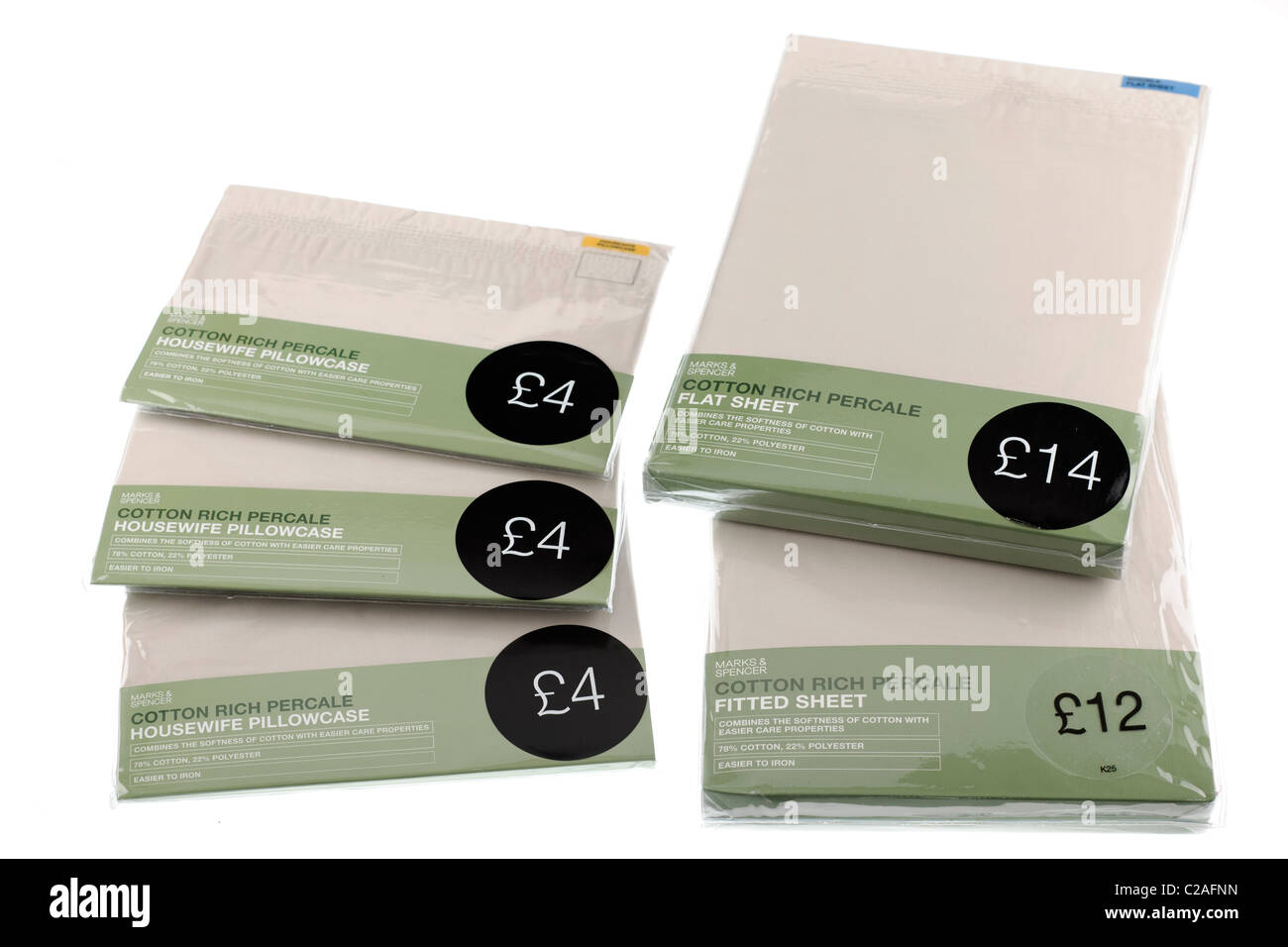 Prix enveloppé de cellophane Marks and Spencer riche en coton et polyester linge de lit Banque D'Images