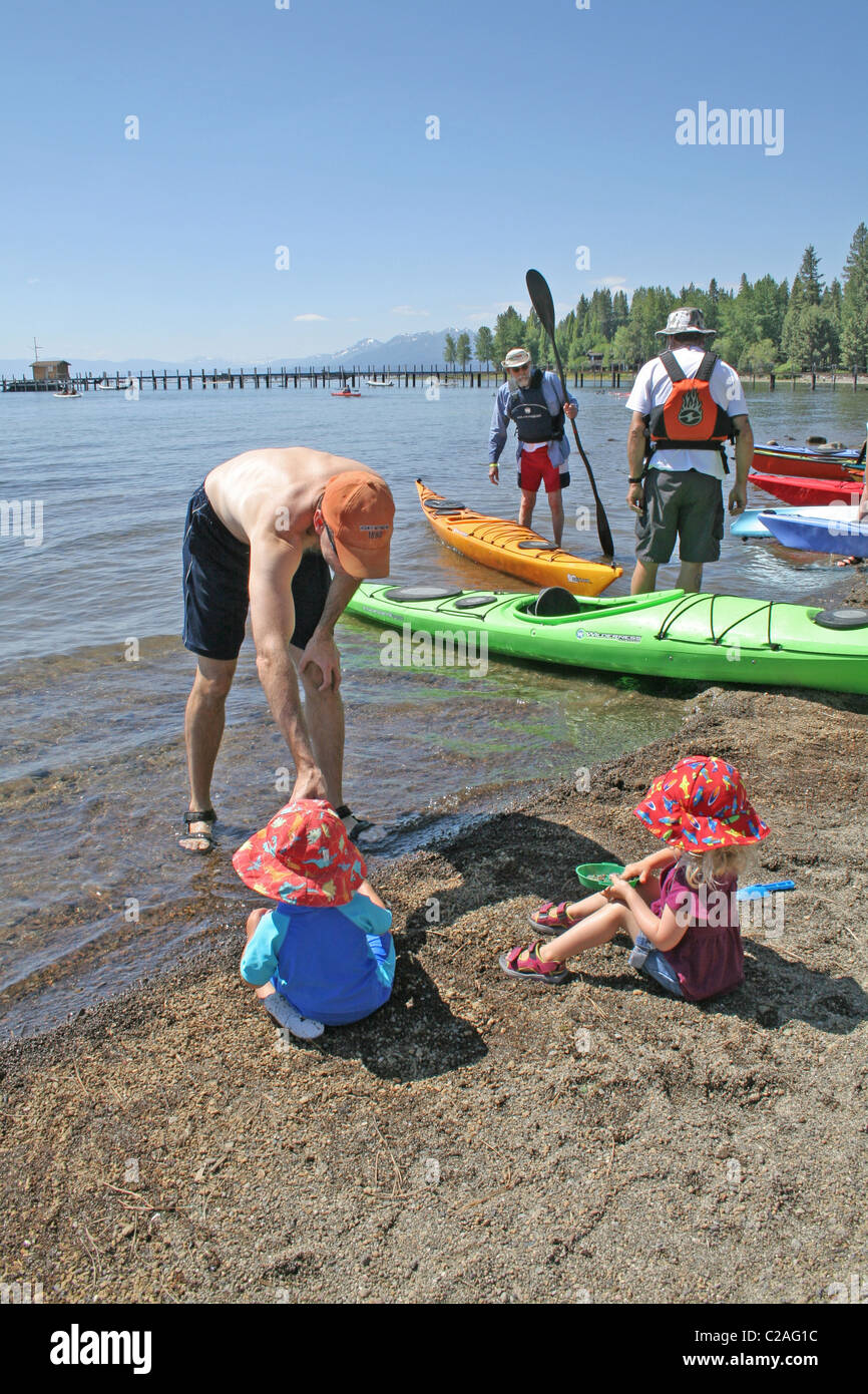 Les kayakistes à communes Beach Lake Tahoe City en Californie Banque D'Images