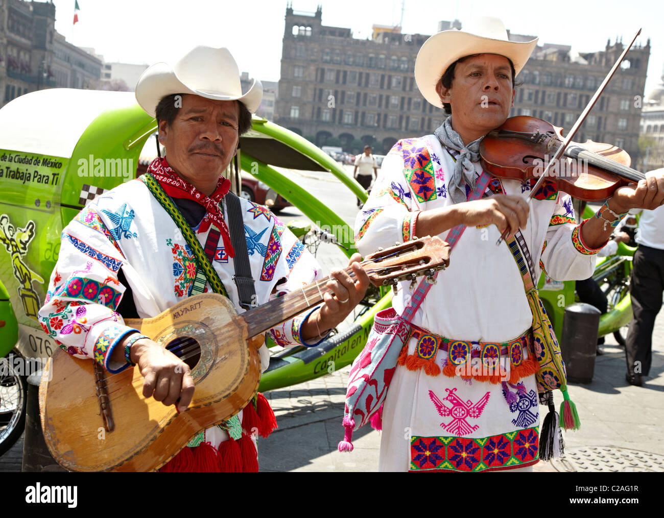 Les hommes jouent de la guitare mexicaine le Zocalo de Mexico City Banque D'Images