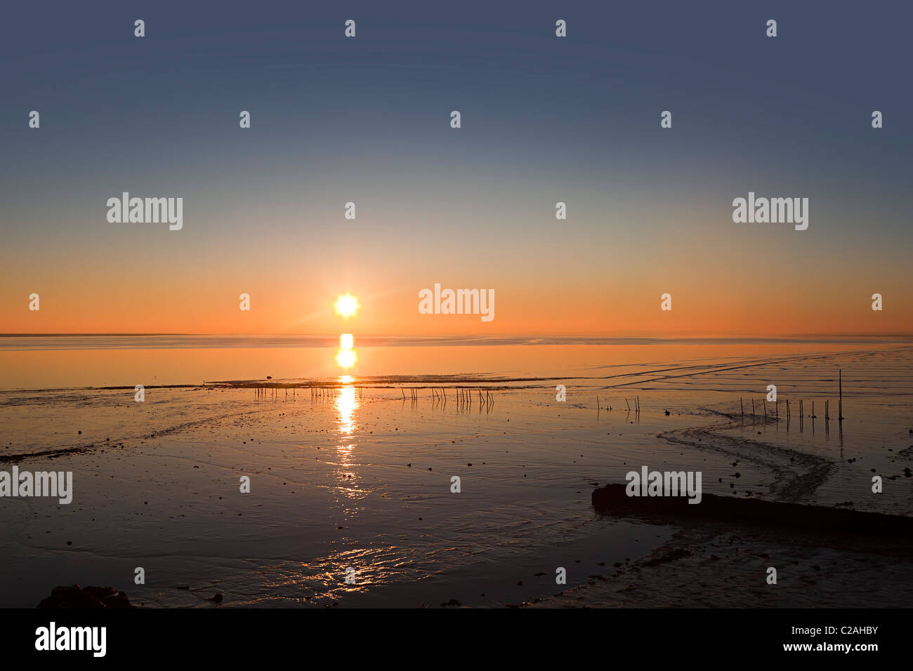 Coucher de soleil sur la plage et les vasières à Goldcliff près de Newport Gwent Wales UK Banque D'Images