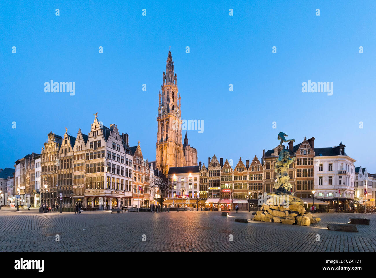 Le Grote Mark (place principale) et Brabo Fontaine de nuit avec Onze Lieve Vrouwekathedraal (derrière la Cathédrale), Anvers, Belgique Banque D'Images