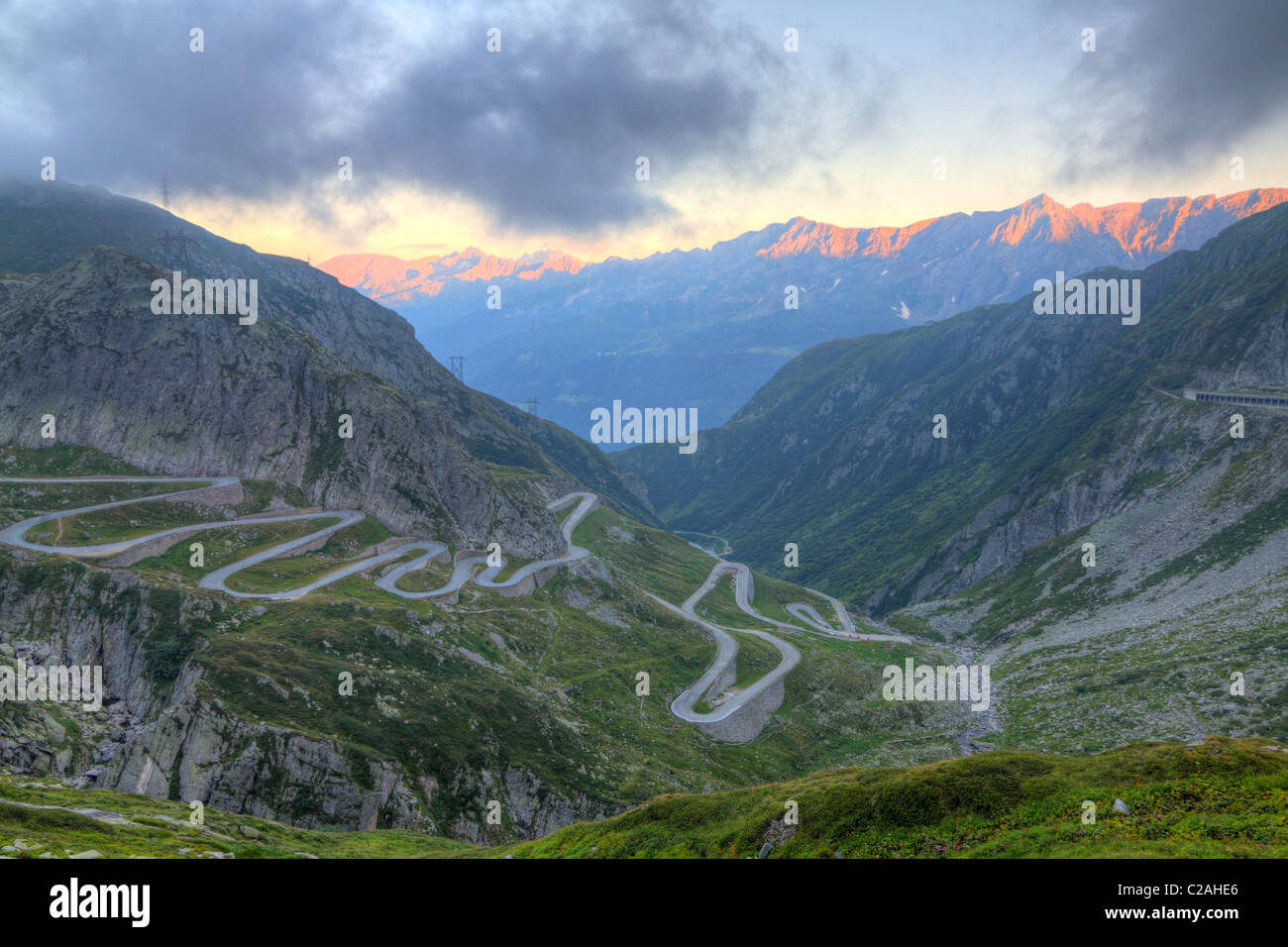 Vieille route avec des serpentins sur le côté sud du fleuve Col du Gotthard combler alpes suisses au coucher du soleil en Suisse, Banque D'Images