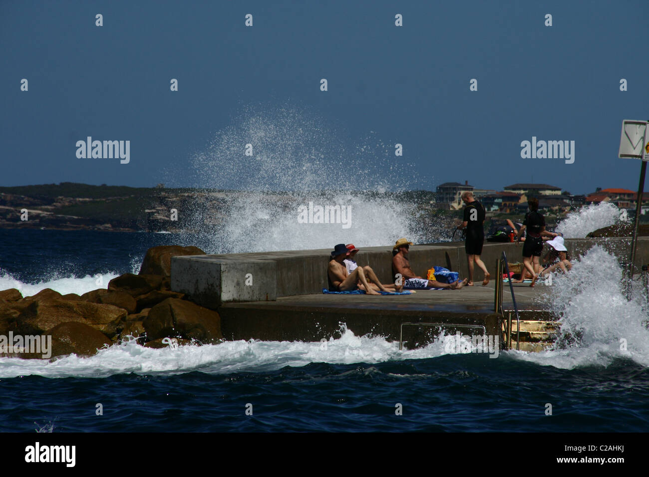 Les personnes appréciant les vagues à plage de clovelly Sydney Banque D'Images