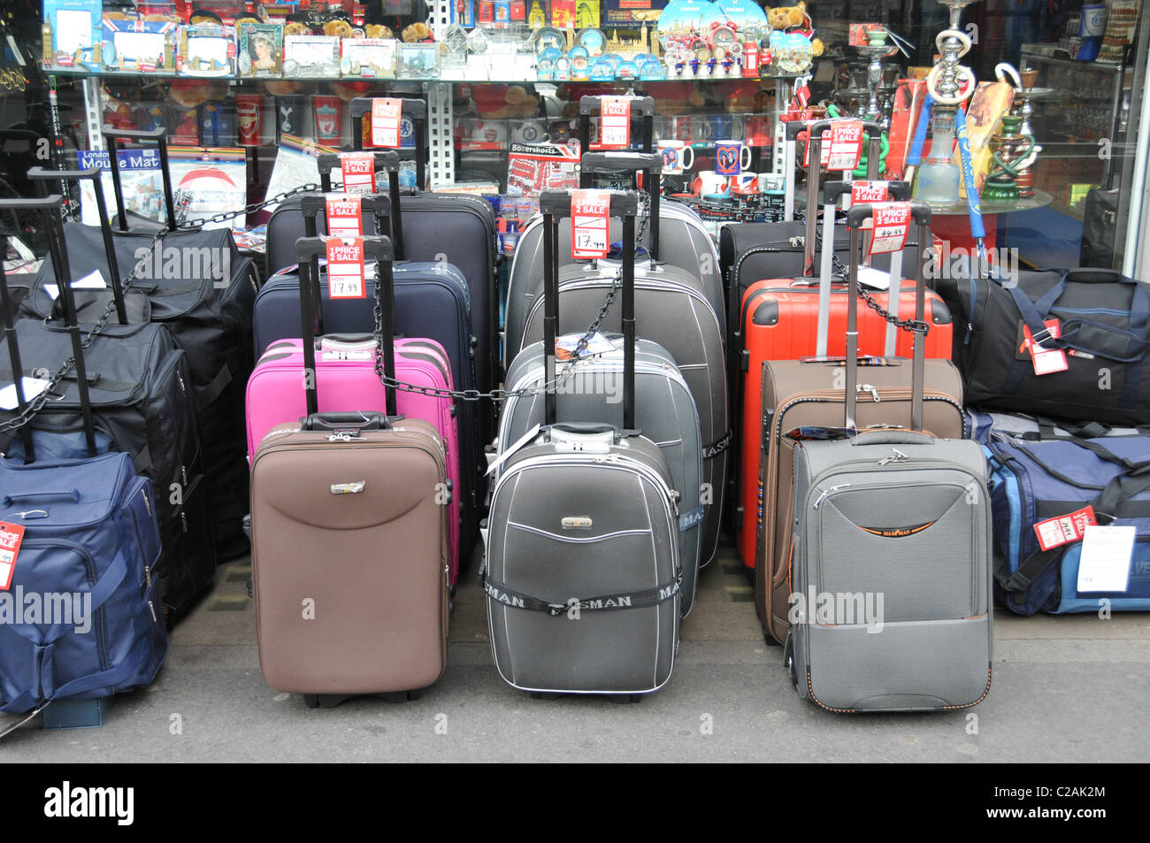 Magasin de bagages valises coffrets afficher vente en vente bonnes affaires  bon marché organisé Photo Stock - Alamy