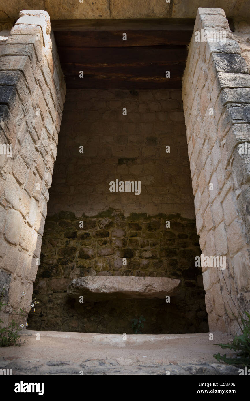 Entrée d'une chambre intérieure de l'Acropole du Maya ruines d'Ek Balam dans la péninsule du Yucatan, au Mexique. Banque D'Images