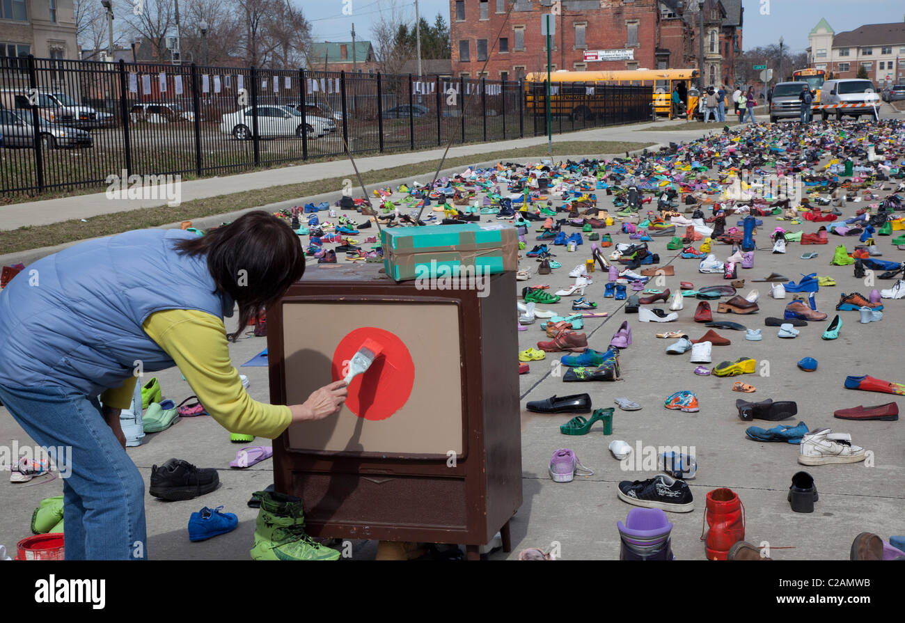Exposition d'œuvres d'art de milliers de chaussures dans la rue représente le problème des sans-abri. Banque D'Images