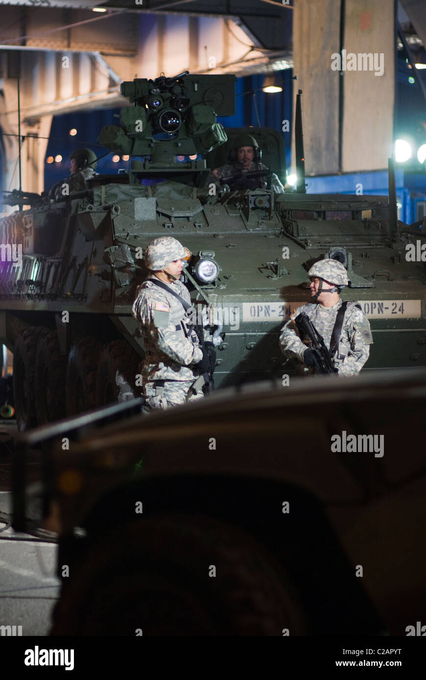 Véhicule de combat blindé VBL Stryker de l'armée et les soldats de la Garde nationale près de la FDR Drive, à Manhattan. © Craig M. Eisenberg Banque D'Images