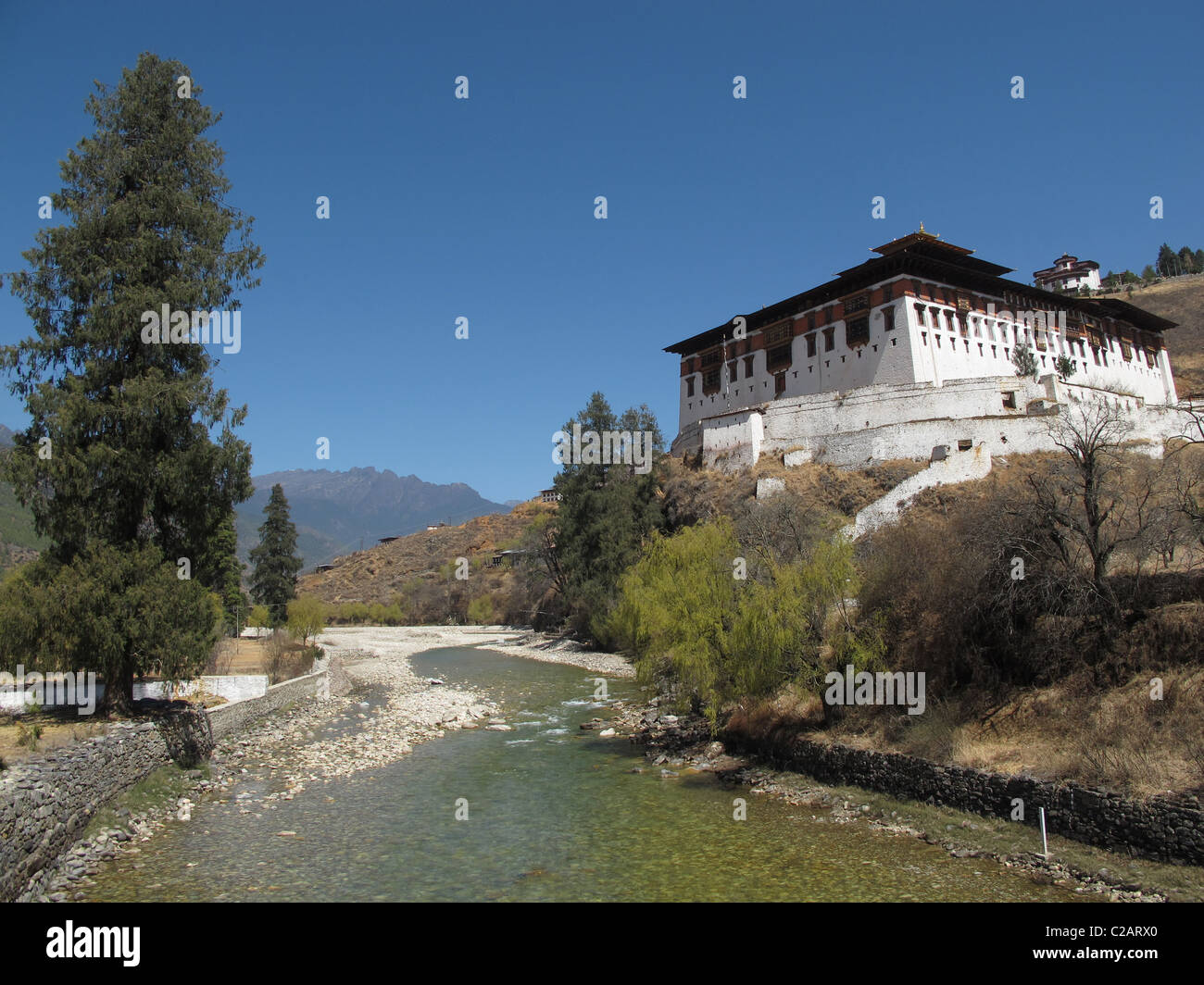 Paro Dzong au bord de la rivière "Paro Chu', dans l'ouest de Bhoutan Banque D'Images