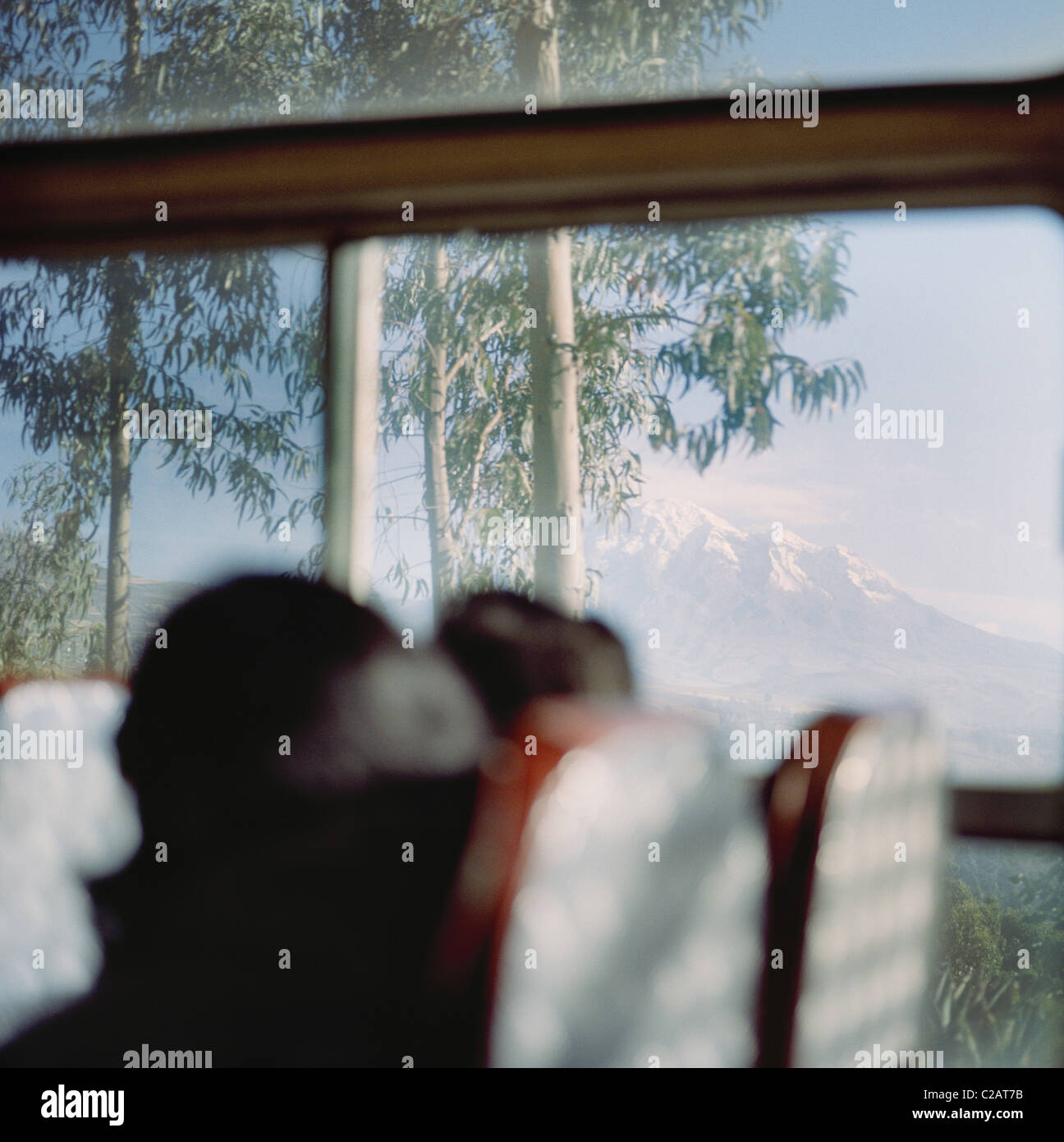 Les passagers du train à la recherche de paysage de montagnes, la cordillère des Andes, en Amérique du Sud Banque D'Images