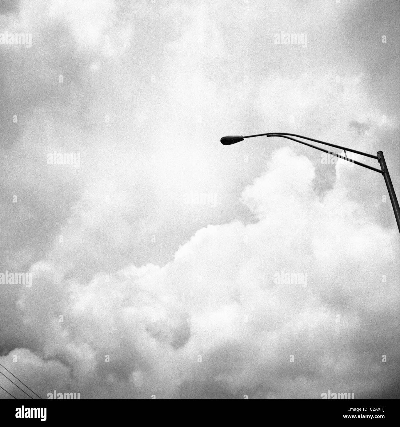 Lampe de rue contre le ciel d'orage Banque D'Images