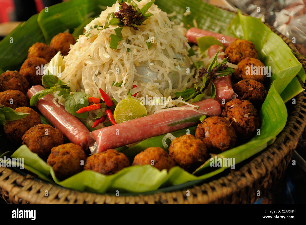 Yam Nam ( salade de porc aigre ) , restauration , bangkok , Thaïlande Banque D'Images
