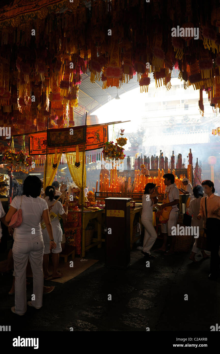Éclairé de bougies pour la bonne chance et la prospérité , festival végétarien à San Jao Sieng Kong culte , wat sung heng yee, Bangkok Banque D'Images