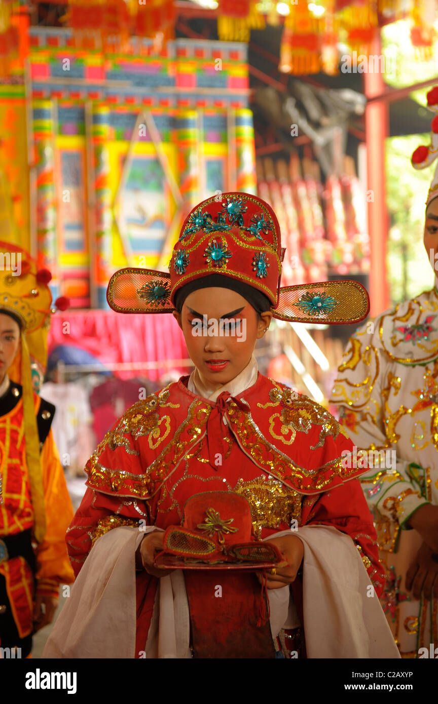 Artiste de l'opéra chinois en costume coloré lors du festival végétarien à San Jao Sieng Kong culte, Bangkok, Thaïlande Banque D'Images