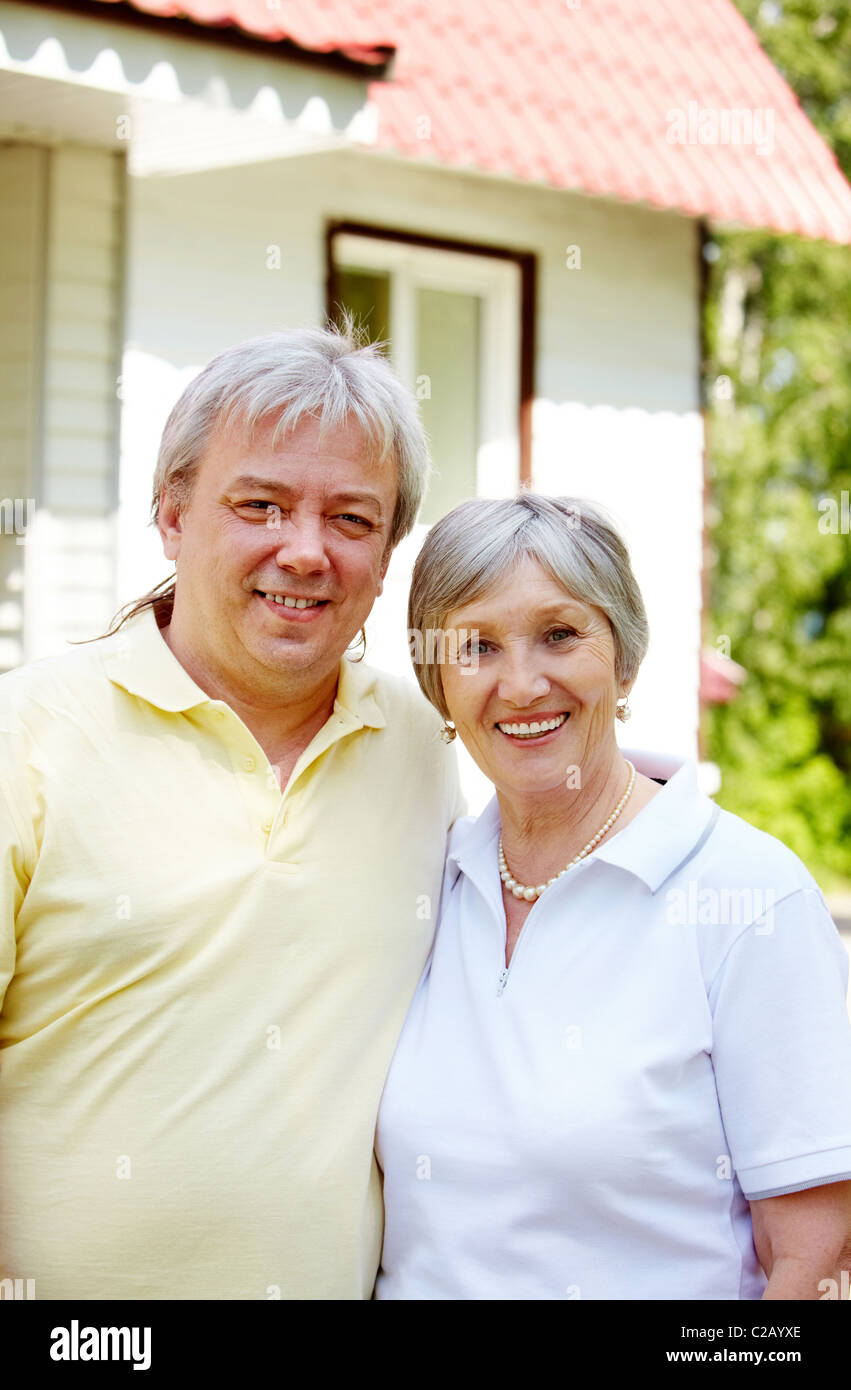 Portrait of happy senior couple looking at camera sur sunny day Banque D'Images
