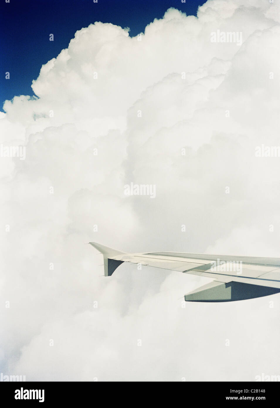 Aile d'avion et les nuages Banque D'Images