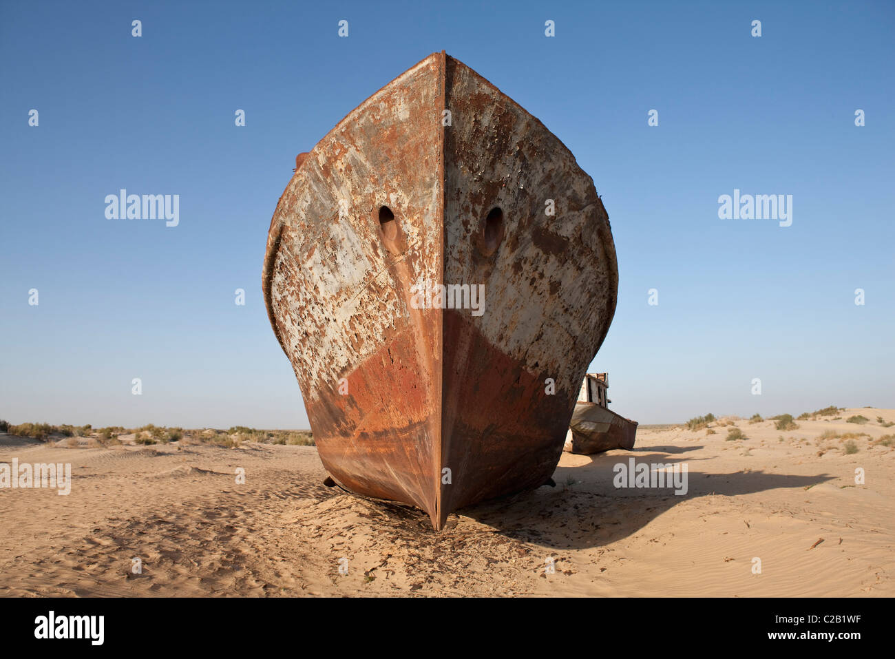 L'Ouzbékistan, rouillé Moynaq, échoués sur les bateaux dans le désert qui était la mer d'Aral Banque D'Images