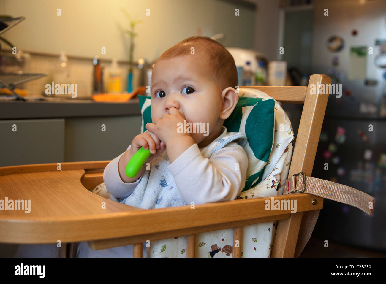 Cuillère à mâcher sur bébé fille Banque D'Images