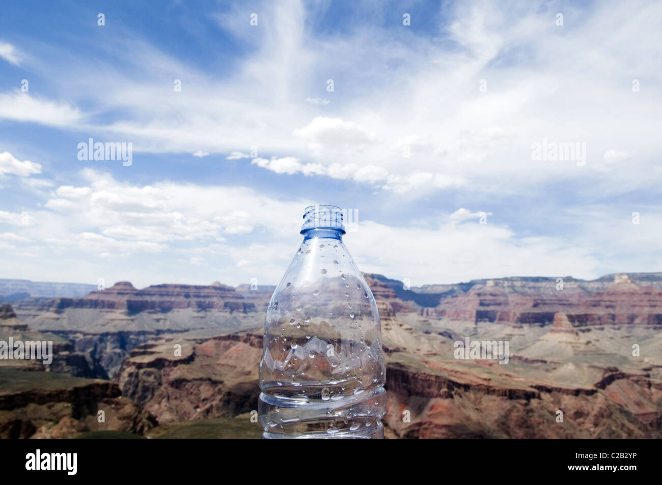 Bouteille d'eau vide et le Grand Canyon, Arizona, USA Banque D'Images