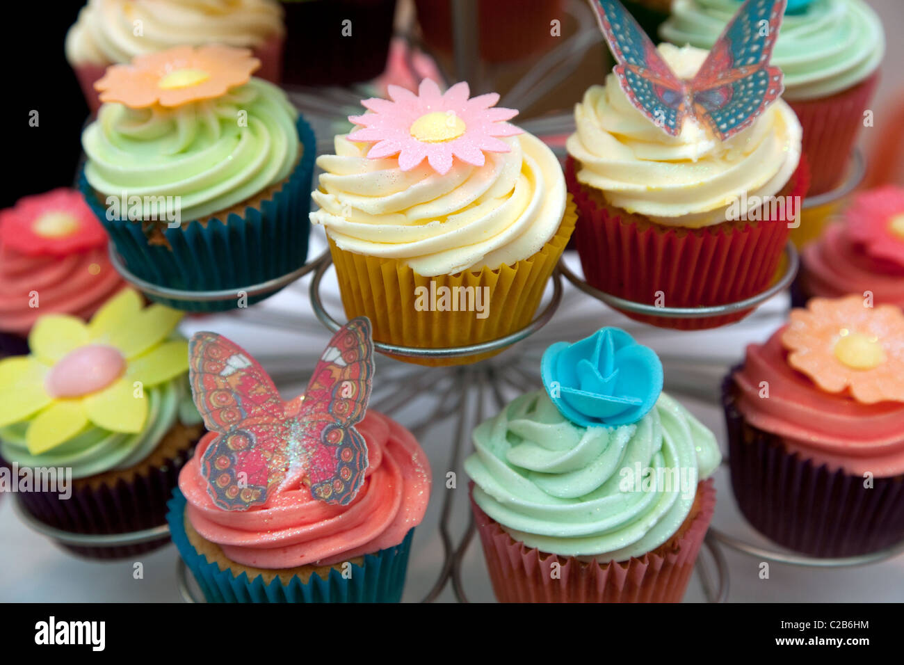 Cupcakes avec décorations, Londres Banque D'Images