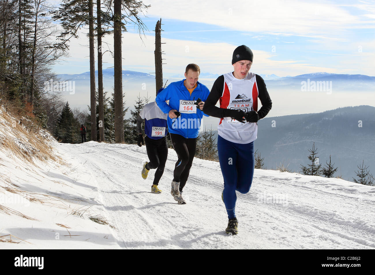 Le sentier d'hiver la concurrence. Szczyrk, montagnes des Beskides, en Pologne. Banque D'Images