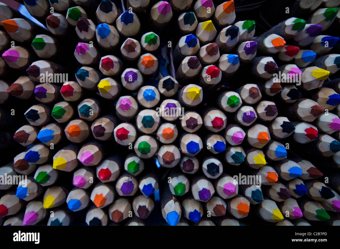 Une grappe de crayons aiguisés pour vendre à un marché de rue. Banque D'Images