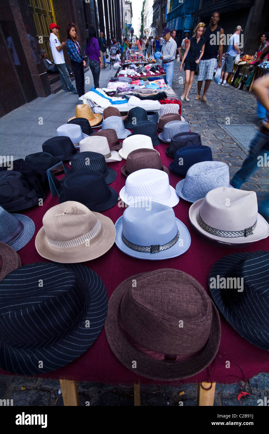 Tango des chapeaux pour la vente dans une échoppe de marché dans une ville pavées lane. Banque D'Images