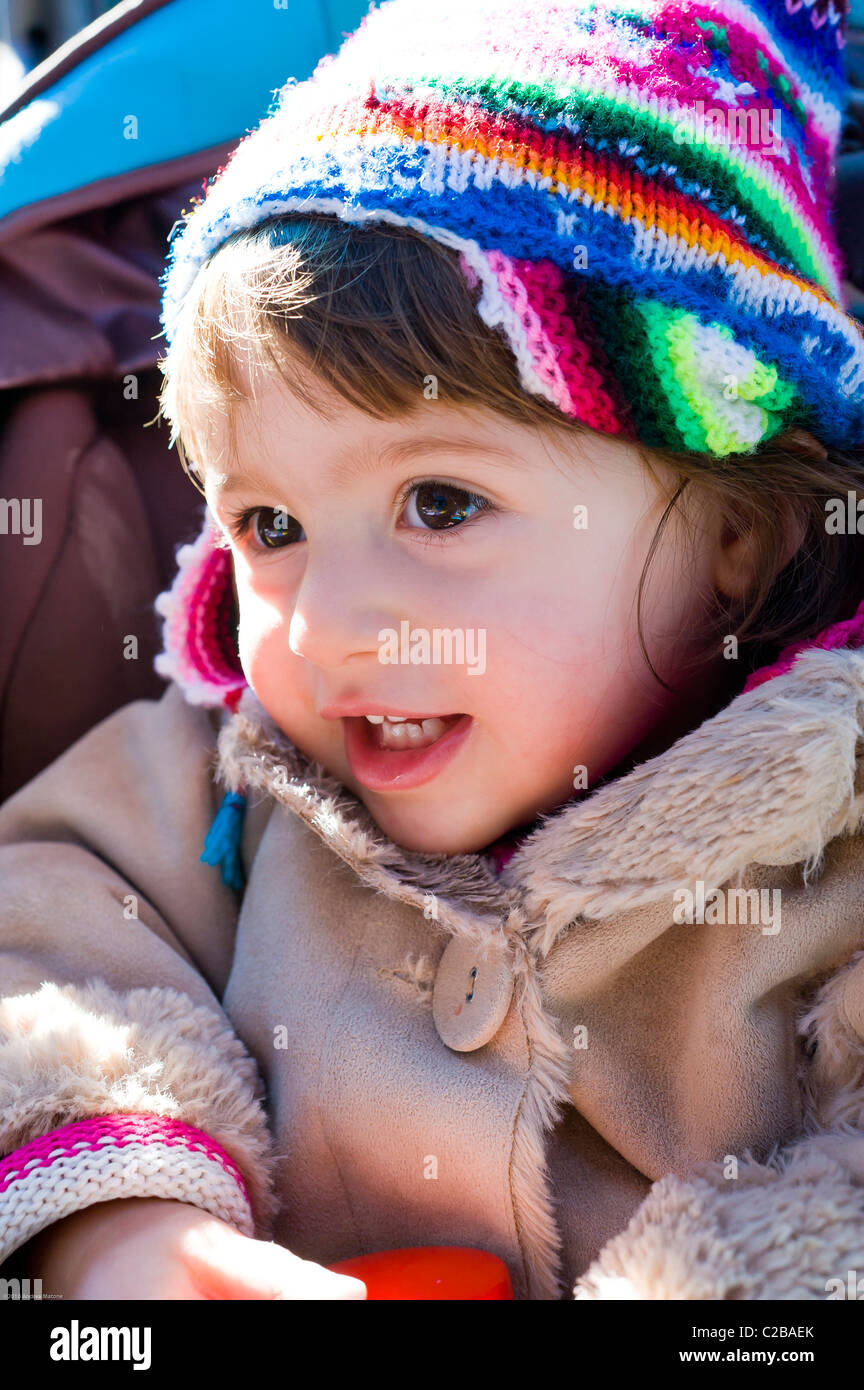 Baby Girl smiling portant des vêtements d'hiver Banque D'Images