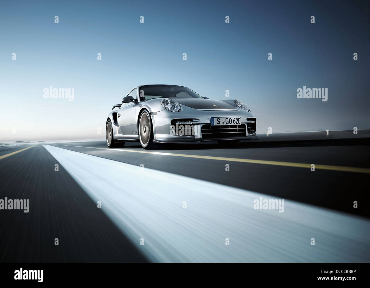 Couvre extraite de la Porsche 911 GT2 RS 3 020 livres GT2 RS obtient 620  twin-turbo chevaux de son moteur 3,6 litres Photo Stock - Alamy