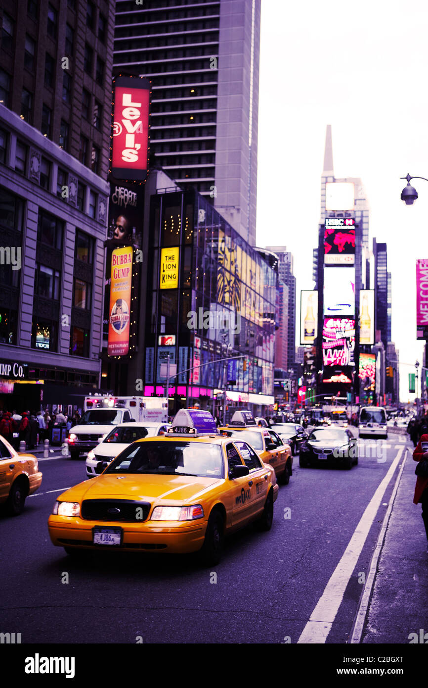 Trafic dans Times Square, New York, Manhattan avec LED de signalisation et des enseignes au néon Banque D'Images Trafic dans Times Square, New York, Manhattan avec LED de signalisation et des enseignes au néon Banque D'Images