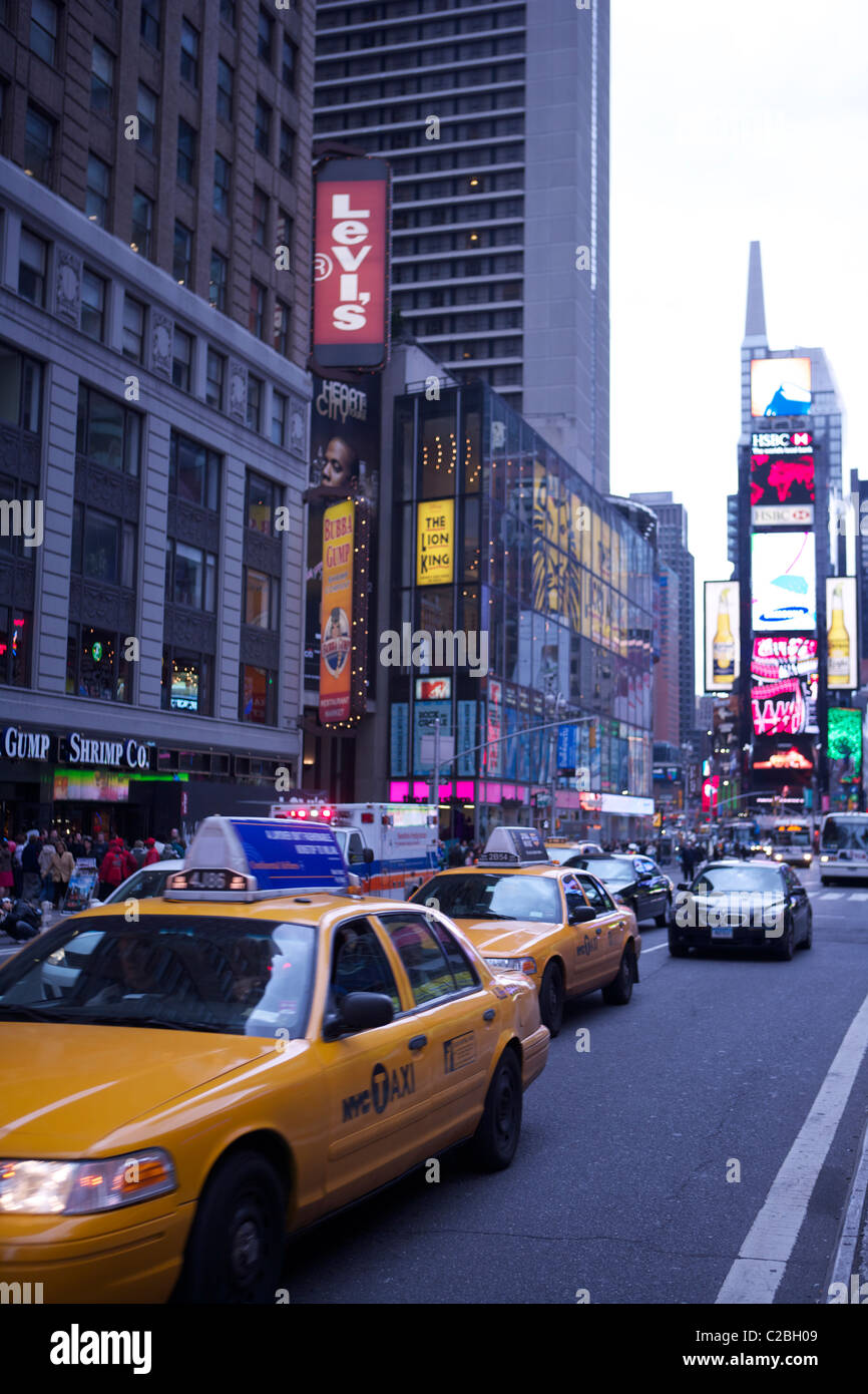 Trafic dans Times Square, New York, Manhattan avec LED de signalisation et des enseignes au néon Banque D'Images Trafic dans Times Square, New York, Manhattan avec LED de signalisation et des enseignes au néon Banque D'Images