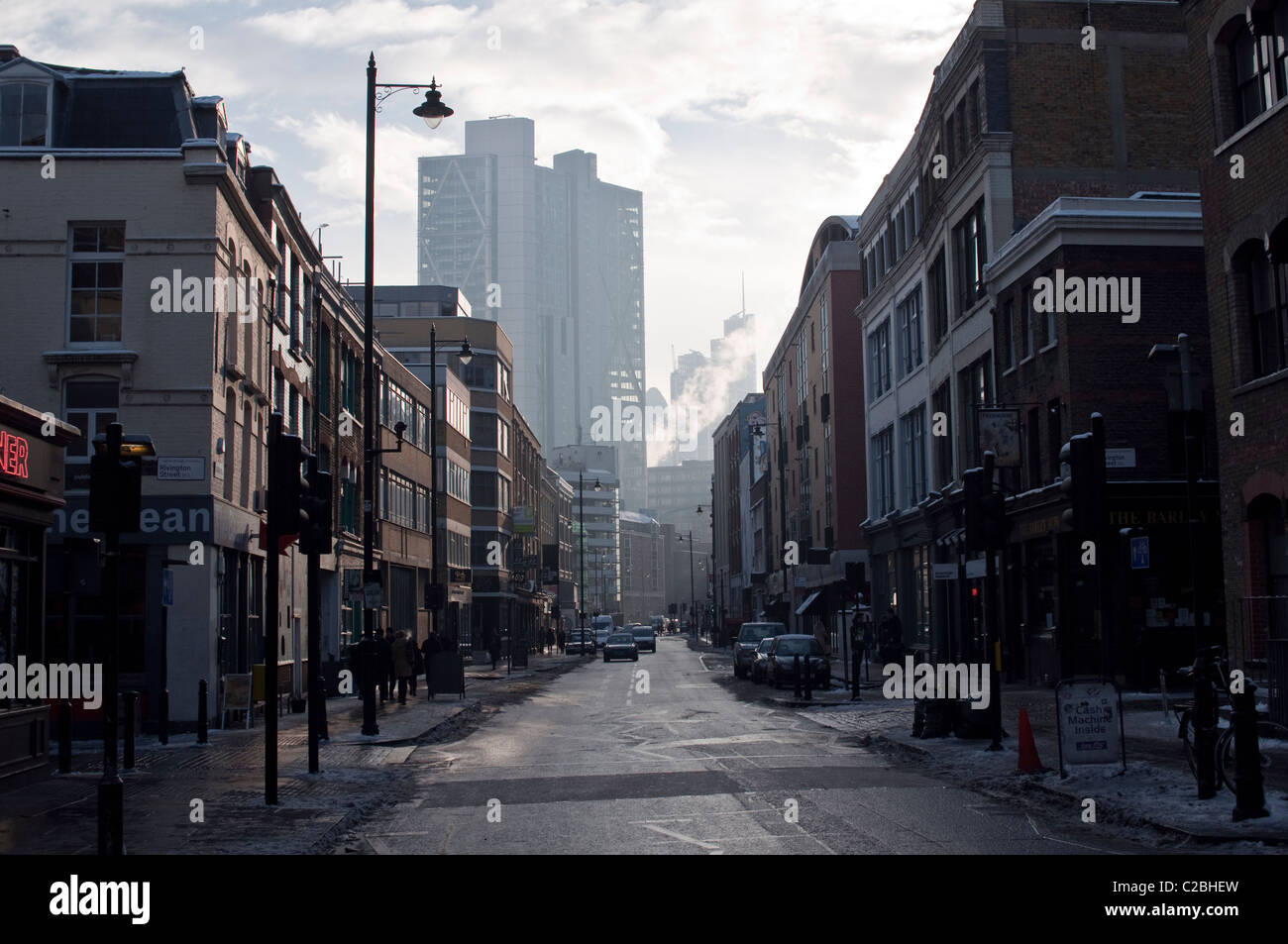 Une vue de Curtain Road dans le Triangle de Shoreditch, vers la ville. La vapeur est l'augmentation du quartier financier. Londres, Royaume-Uni. Banque D'Images