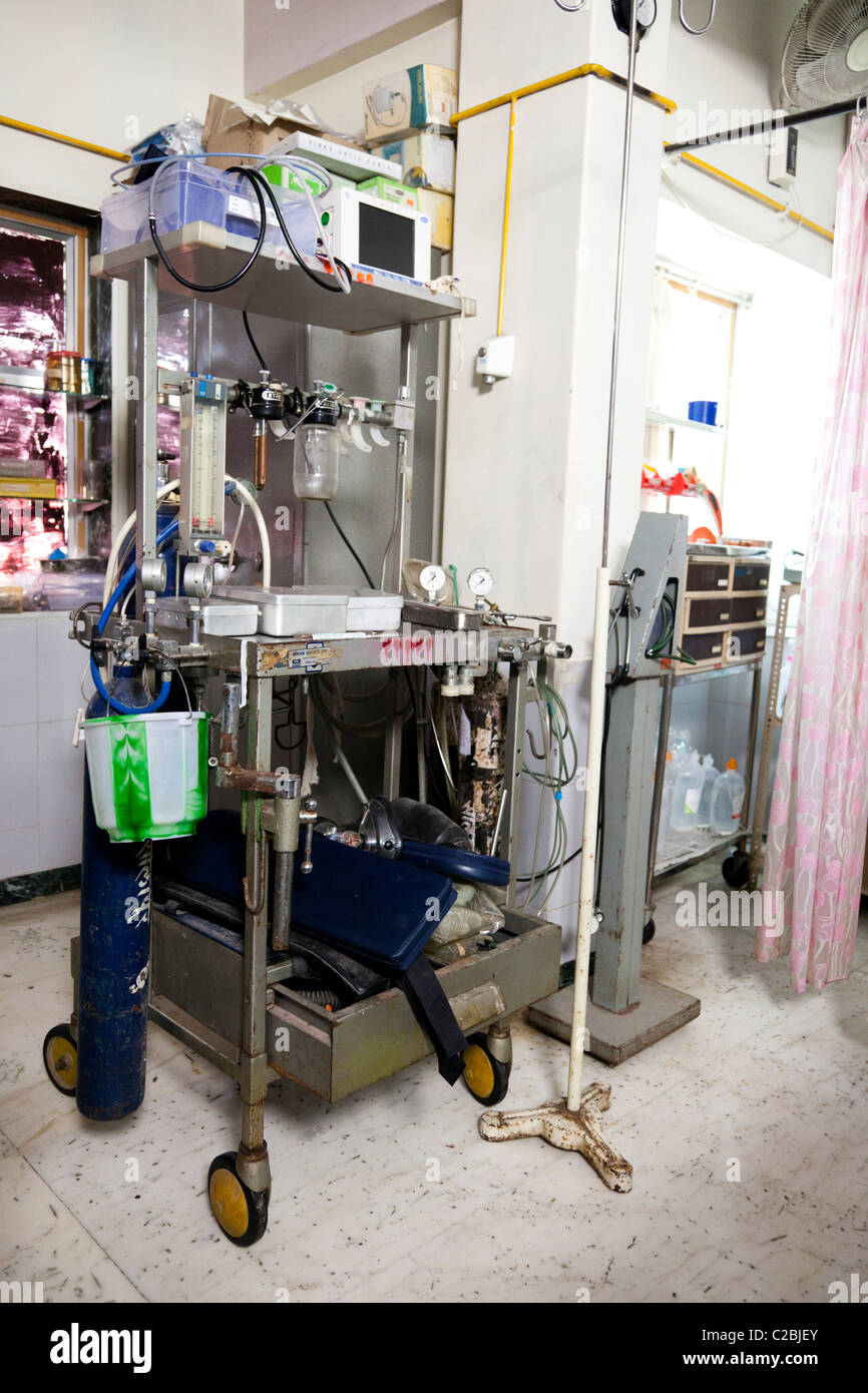 Matériel médical dans un bloc opératoire dans Basveshwar Sholapur Hôpital Inde Banque D'Images