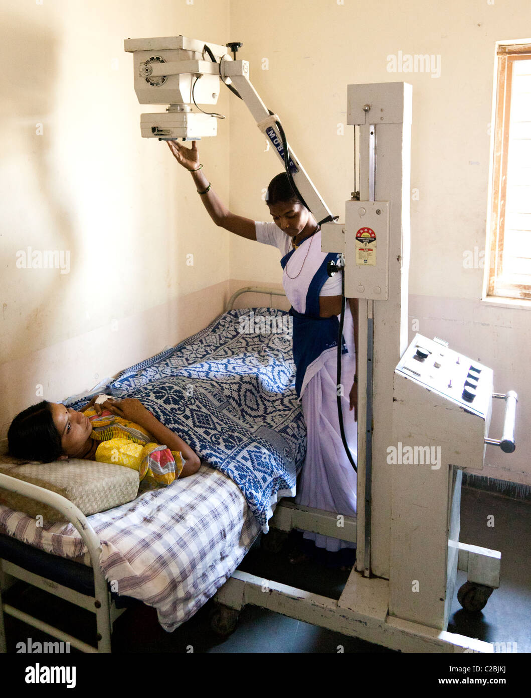 Une infirmière de préparer une machine à rayons X avec un patient à l'hôpital de Sholapur Inde Basveshwar Banque D'Images