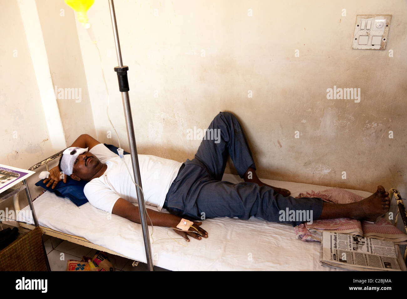 Un patient de sexe masculin se trouve au lit par quartier à l'hôpital Siddheshwar Sholapur Inde Banque D'Images