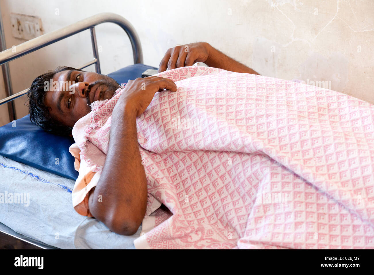 Un patient de sexe masculin se trouve au lit par quartier à l'hôpital Siddheshwar Sholapur Inde Banque D'Images