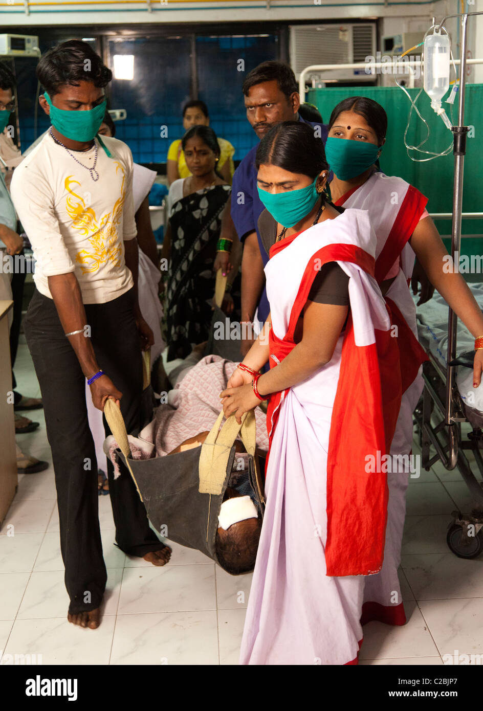 Le personnel médical transporter un patient sur une civière à l'hôpital Siddheshwar toile Sholapur Inde Banque D'Images