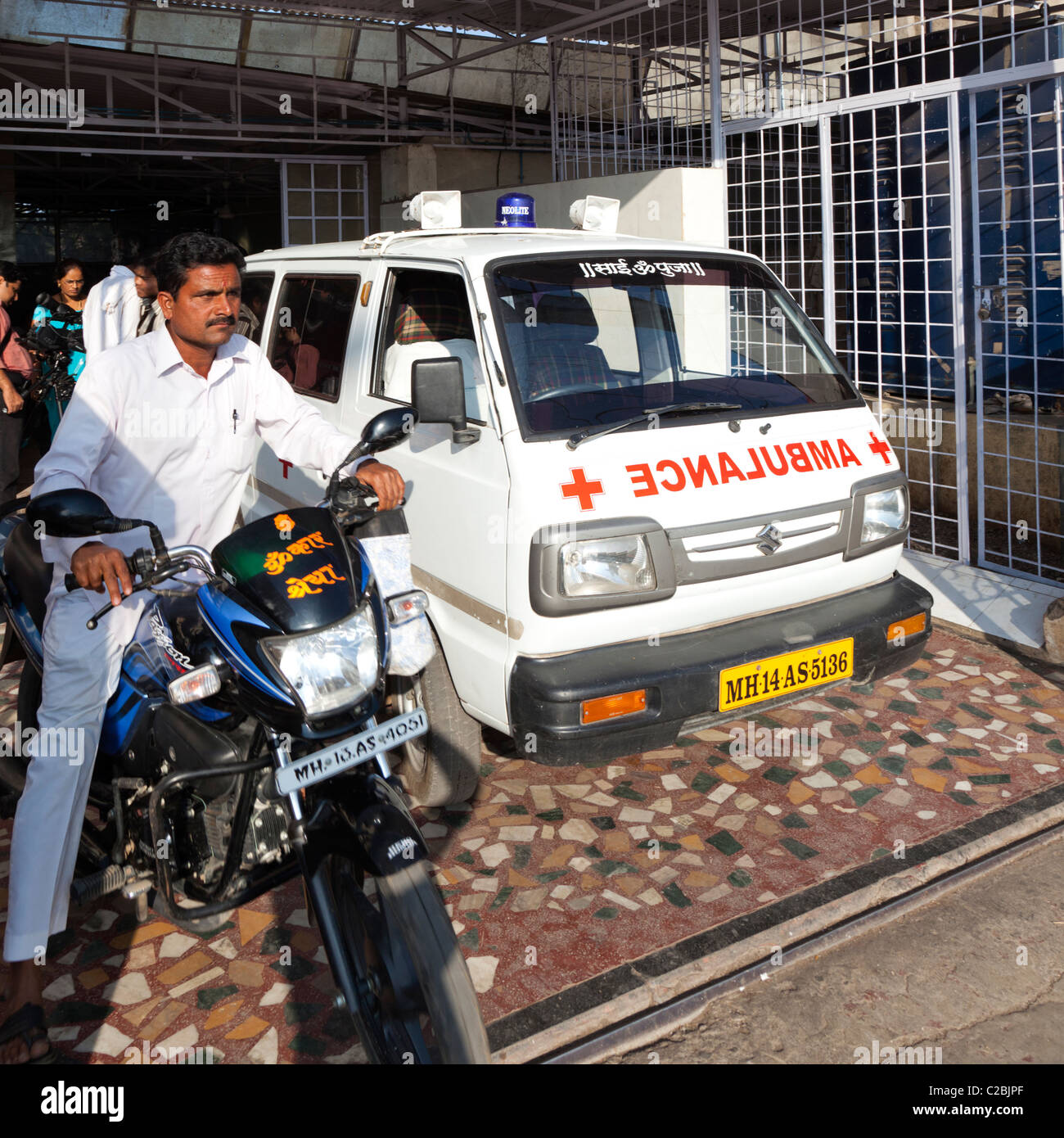 Un homme sur une moto à côté d'une ambulance à l'extérieur de l'hôpital Siddheshwar Sholapur Inde Banque D'Images