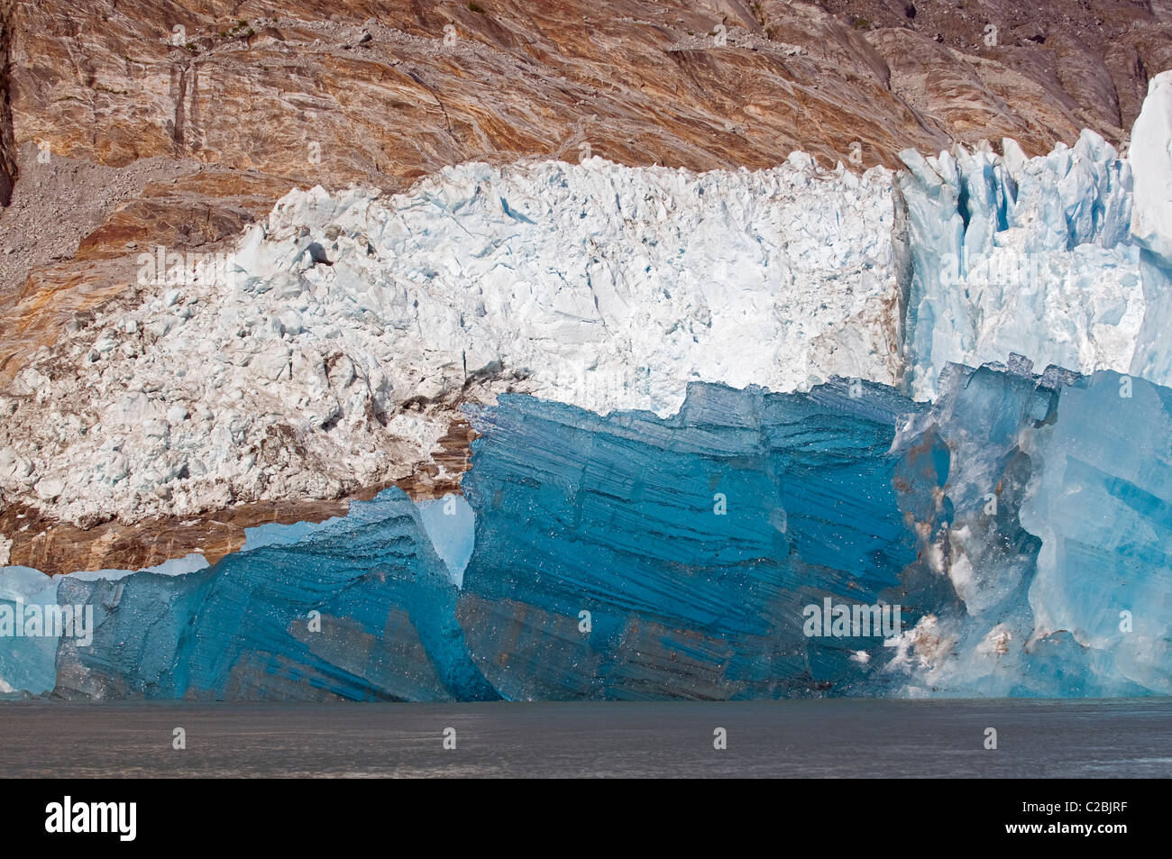 La glace de glacier bleu Dawes contraste avec brown rock. Banque D'Images