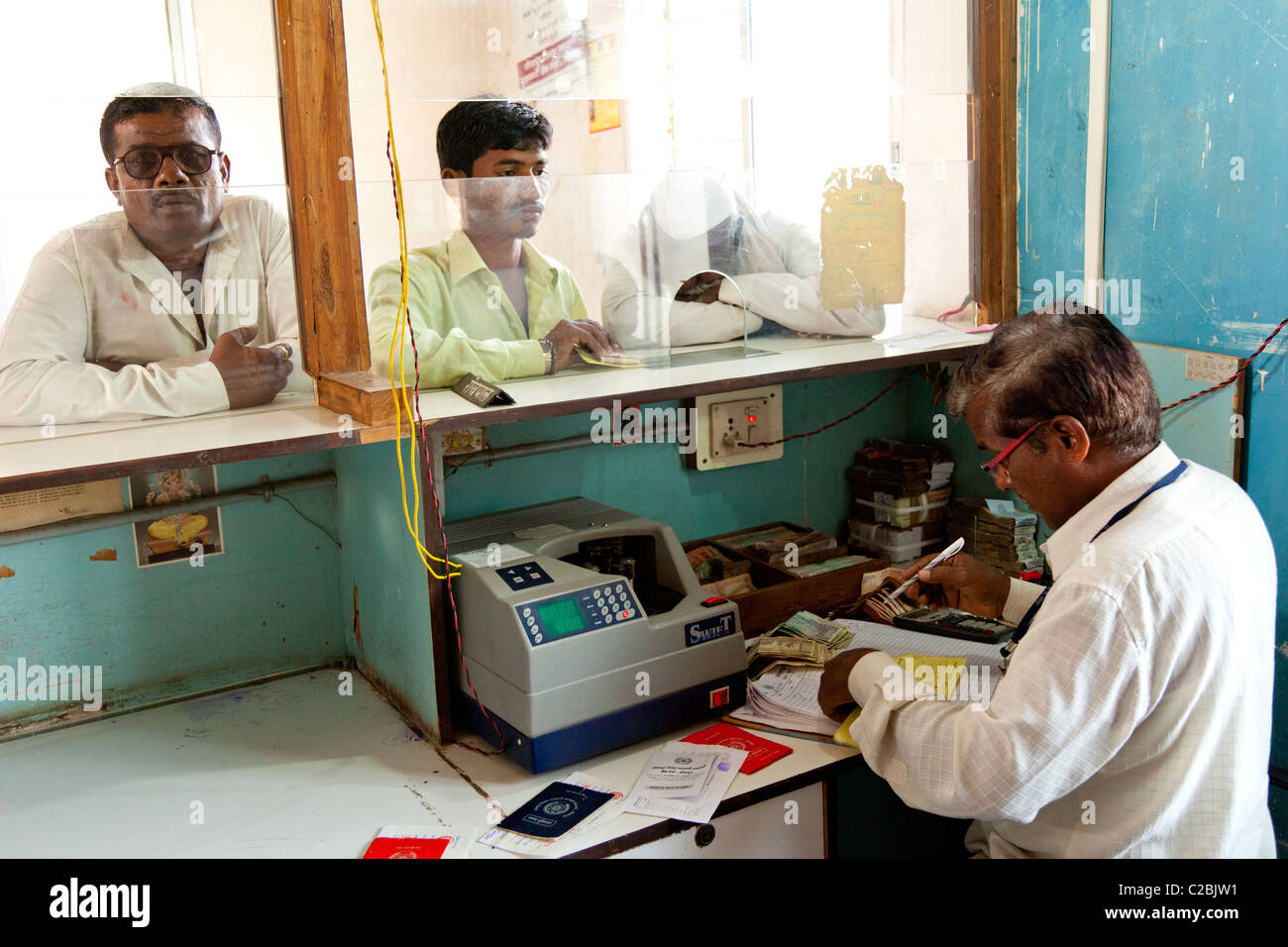 Les clients d'être servis dans une banque rurale dans le village de Valsang Maharashtra Inde Banque D'Images