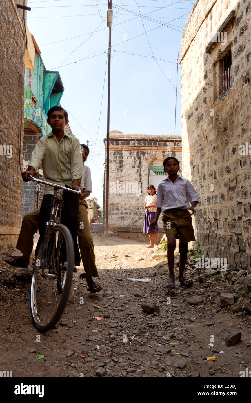 Enfants jouant dans une ruelle dans le village d'Valsang Maharashtra Inde Banque D'Images