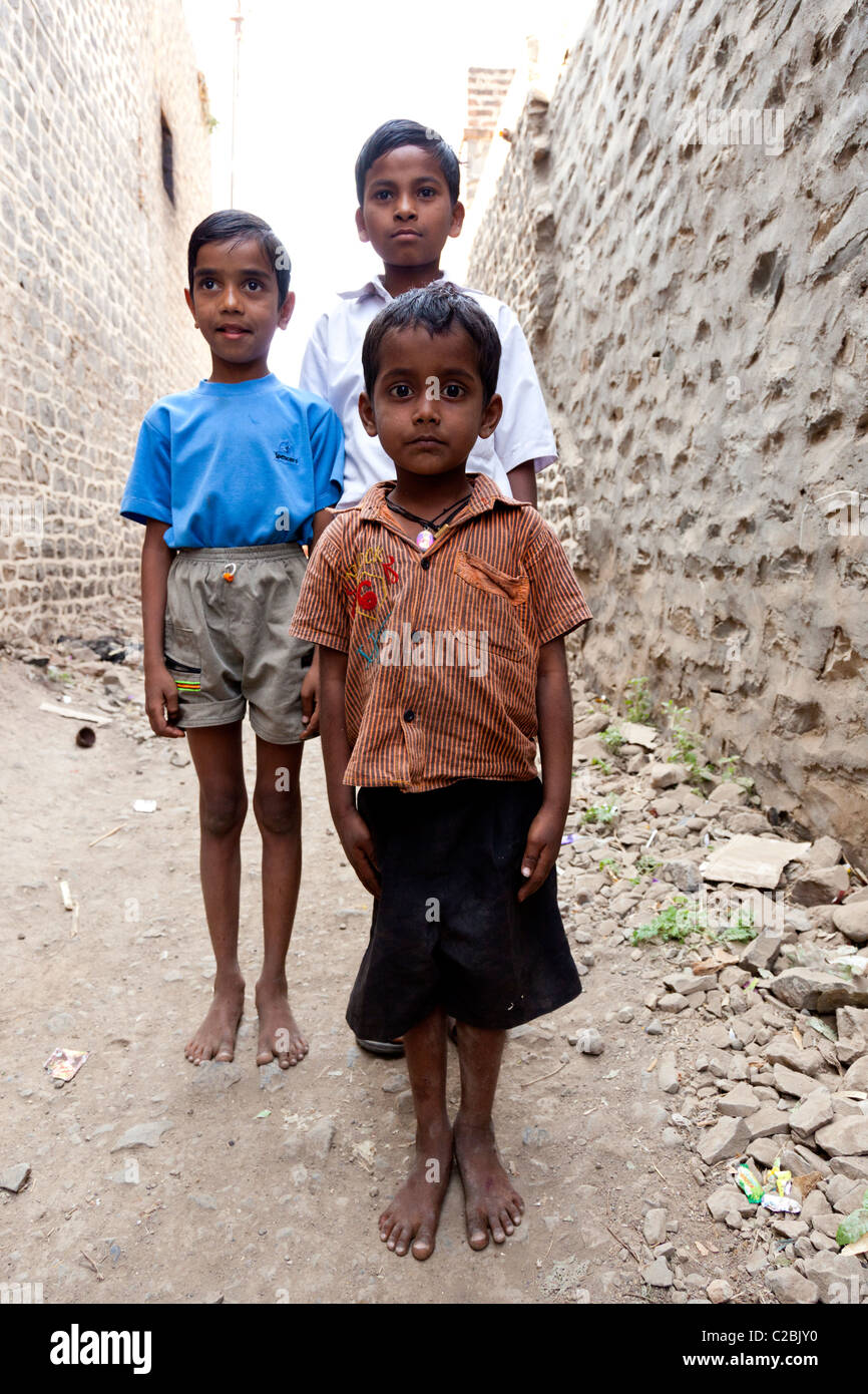 Les enfants posent pour une photo dans une ruelle dans le village d'Valsang Maharashtra Inde Banque D'Images