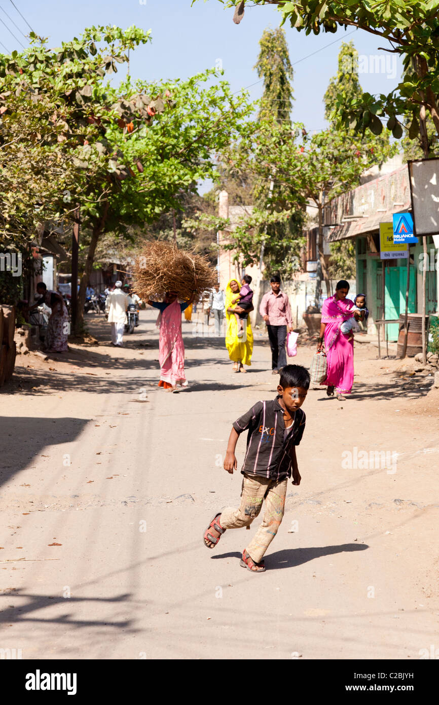 Scène de rue typique dans le village indien de Rural Maharashtra Inde Valsang Banque D'Images