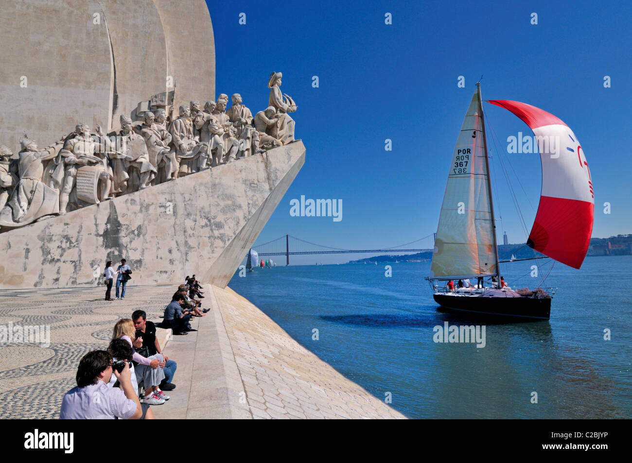 Portugal, Lisbonne : Bateau à voile sur le fleuve Tage passant le Monument des Découvertes à Belém Banque D'Images